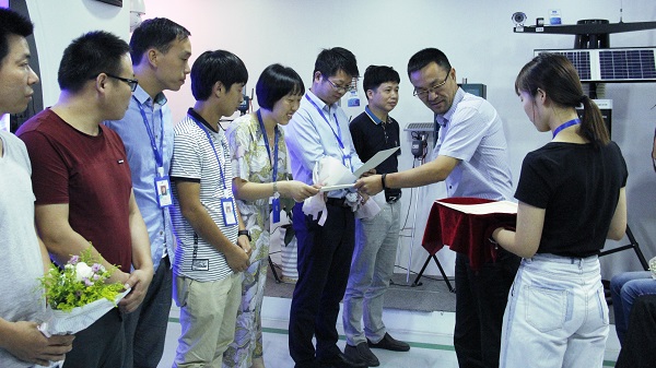 总经理陈渝阳向内训师颁发聘书
