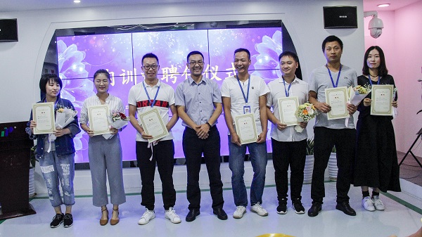 总经理陈渝阳与内训师合影