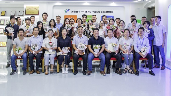 总经理陈渝阳与内训师合影留念